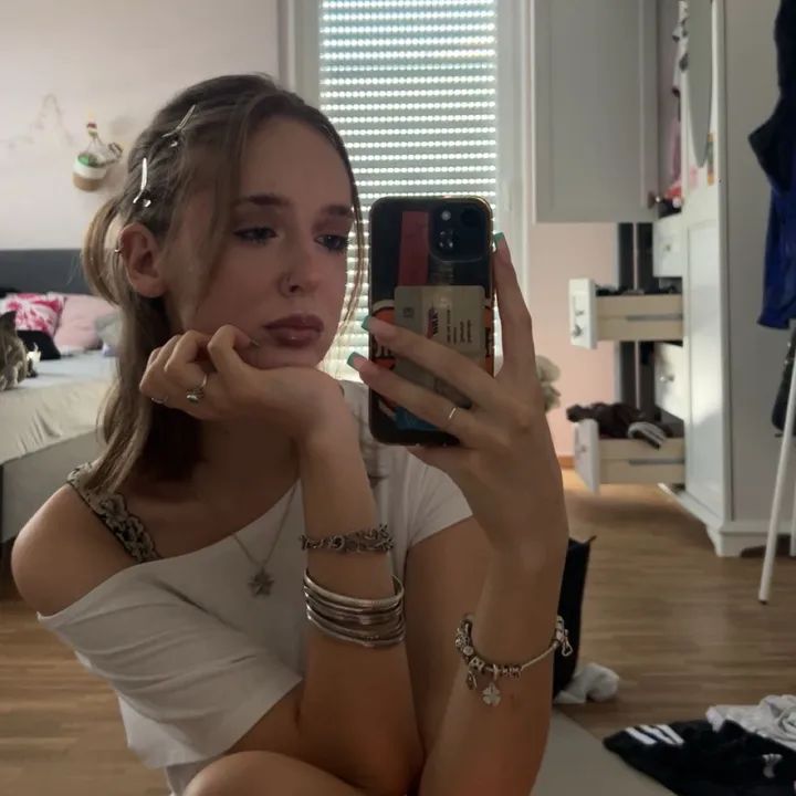 @charlotte.schnei