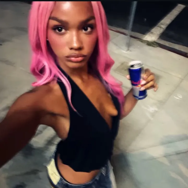 @melanieloveisland
