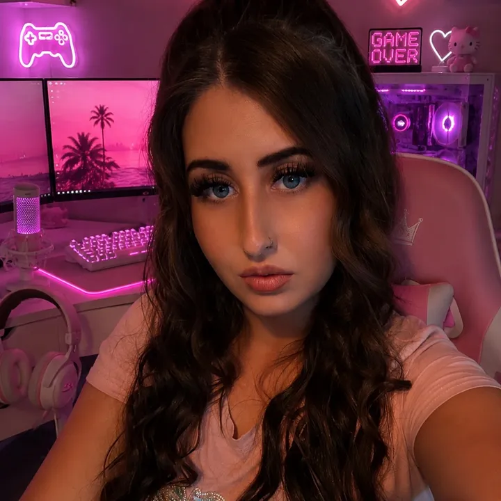 @missqueeniee1