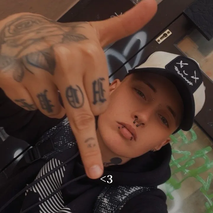 @2brokedino