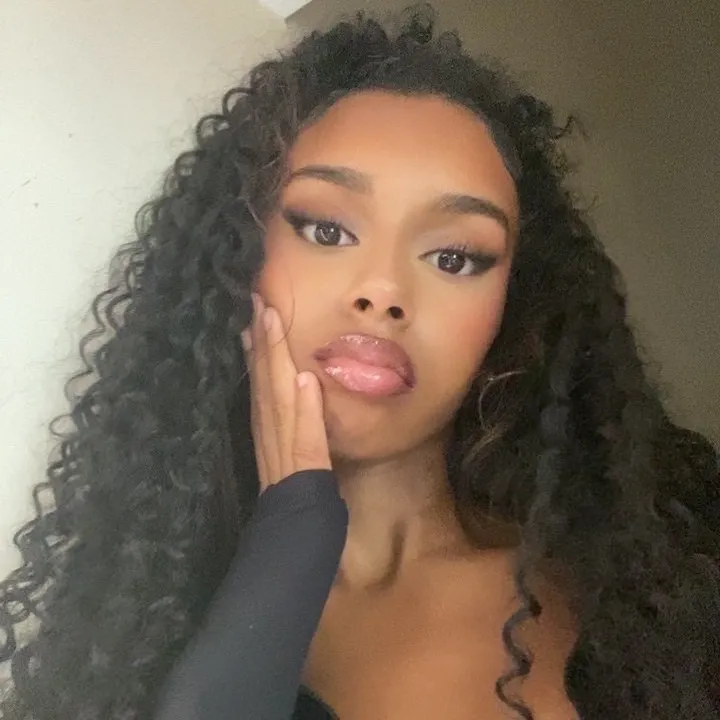 @anyssa_na