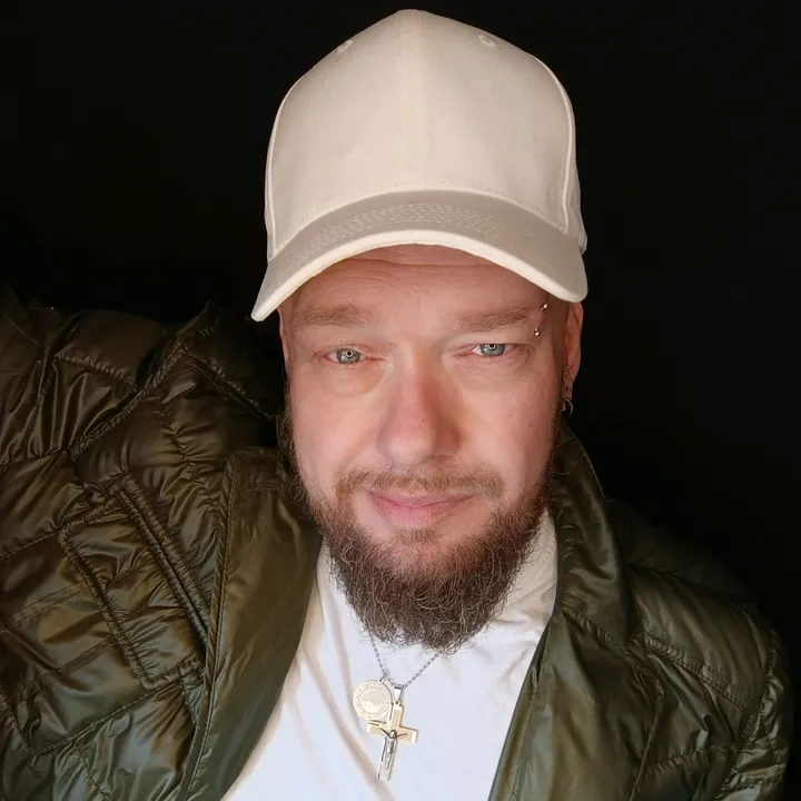 bull_with_blue_eyes