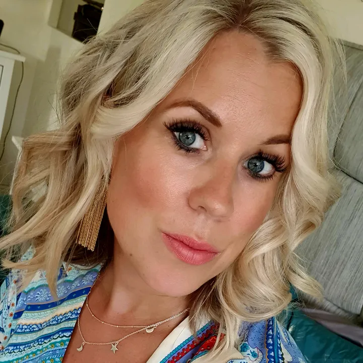 debbielouisekelly