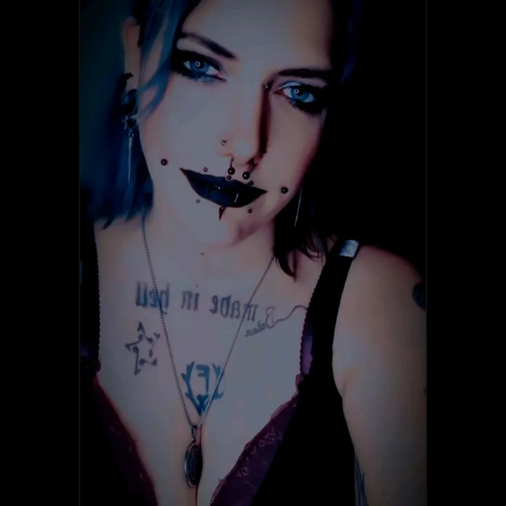 piercedgothicgirl
