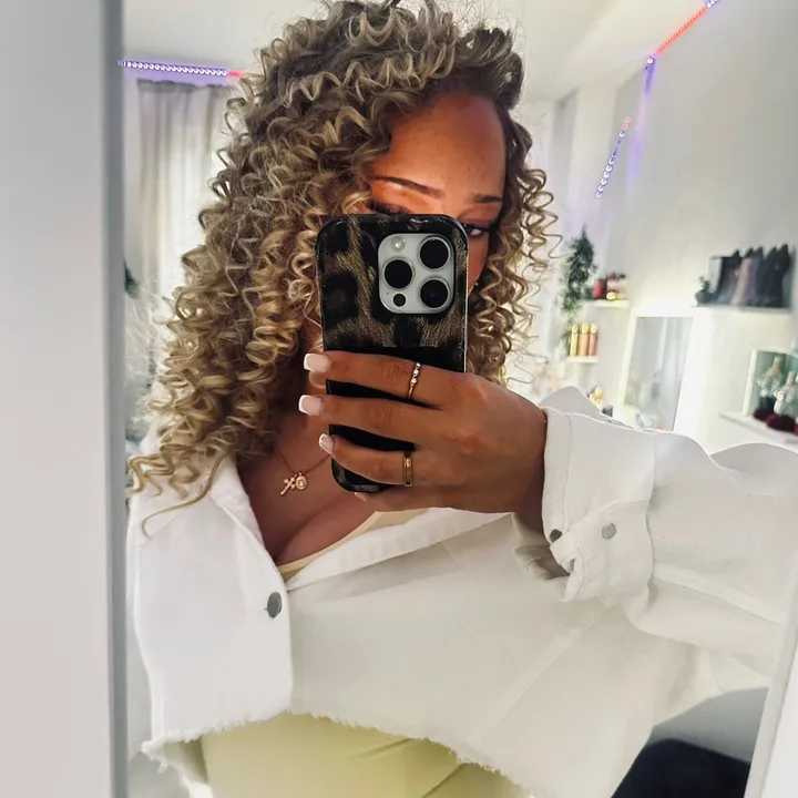 @_leasofie_