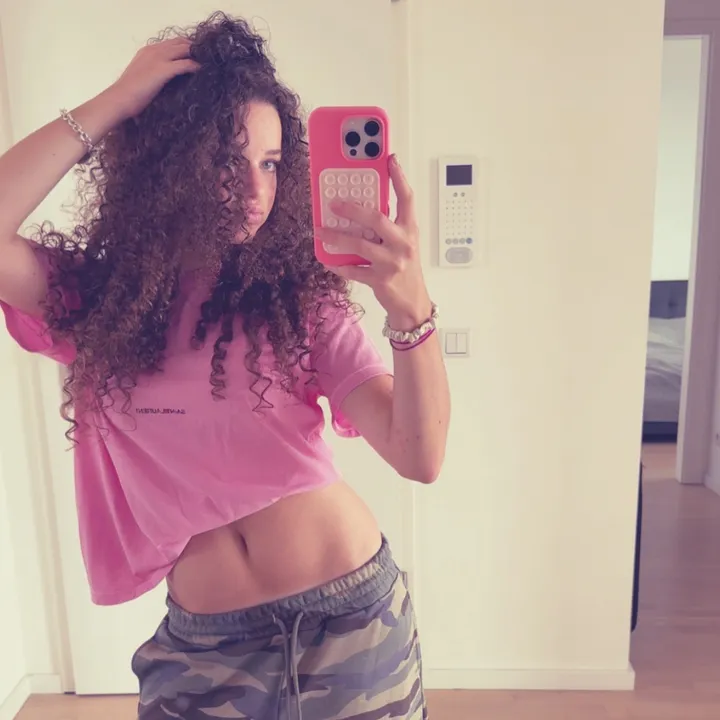 @notsimonaa